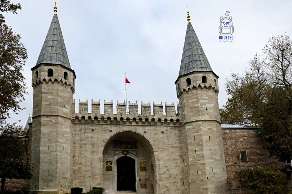 Brama Imperialna prowadząca do Pałacu Topkapi w Stambule, historycznej rezydencji sułtanów osmańskich i jednego z najważniejszych zabytków Turcji.