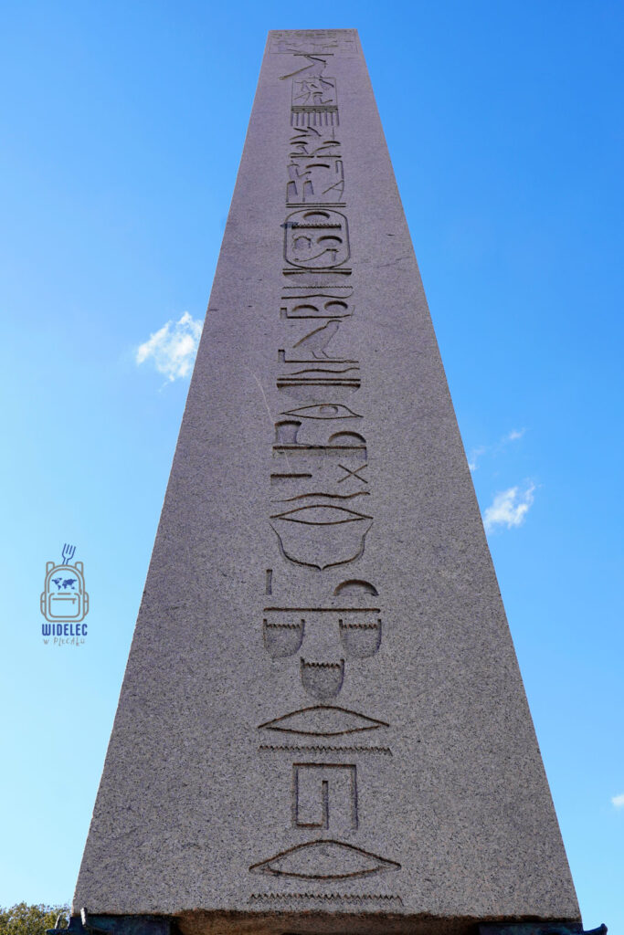Egipski obelisk Teodozjusza na dawnym Hipodromie w Stambule, wyrzeźbiony w starożytnym Egipcie i przeniesiony do Konstantynopola w IV wieku, jeden z najstarszych zabytków na Placu Sultanahmet