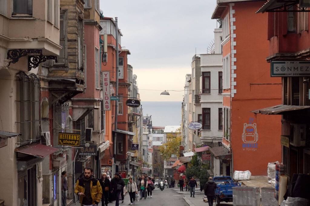 Malownicza uliczka w dzielnicy Fatih w Stambule prowadząca w stronę Morza Marmara – kolorowe kamienice i lokalny klimat tureckiego miasta.