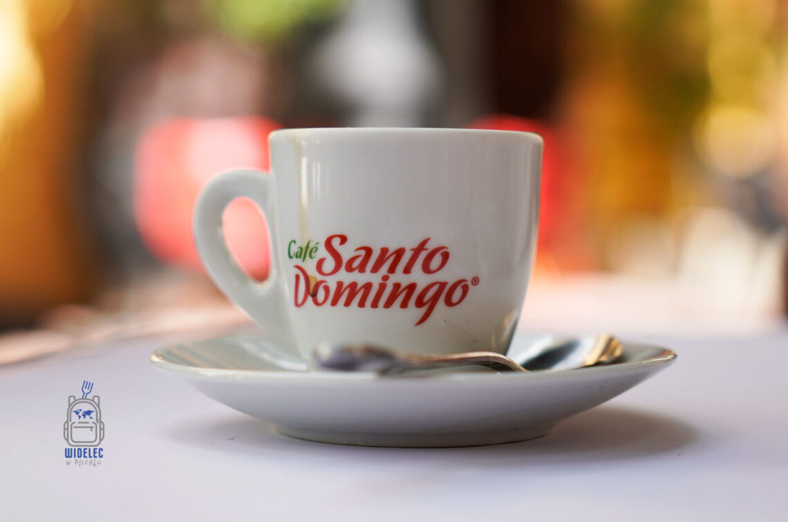 Poranna kawa w kawiarni Café Santo Domingo w tle rozmazane kolory zacisznych uliczek, doskonałe na chwilę relaksu podczas zwiedzania.