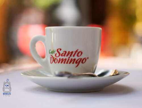 Poranna kawa w kawiarni Café Santo Domingo w tle rozmazane kolory zacisznych uliczek, doskonałe na chwilę relaksu podczas zwiedzania.