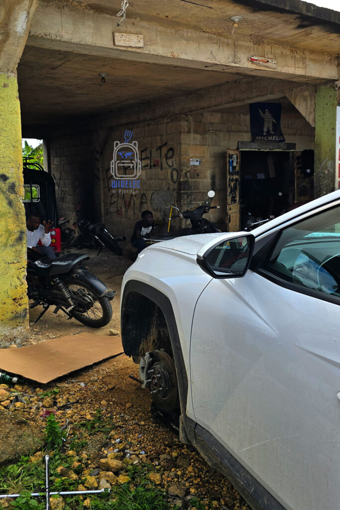 Warsztat samochodowy w egzotycznym miejscu – naprawa uszkodzonego koła w terenie. Lokalna mechanika, nieoczekiwane przygody i wyzwania podróżnicze na trasie. #podróże #mechanika #widelecwplecaku
Dominikana – Z wschodu na zachód - z południa na północ
