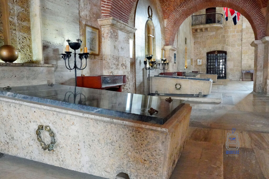 Wnętrze Narodowego Panteonu w Santo Domingo, zapierająca dech w piersiach architektura z elementami kolonialnymi. Zdjęcie pokazuje kamienne sarkofagi, wysokie sklepienia ceglane i dekoracyjne żyrandole, tworząc atmosferę pełną historycznego majestatu. Flaga Dominikany dumnie prezentuje się na tle starych murów, co podkreśla narodowe dziedzictwo i kulturową tożsamość. Idealne tło do artykułu o kulturowych skarbach Santo Domingo
Dominikana - z wschodu na zachód - z południa na północ

