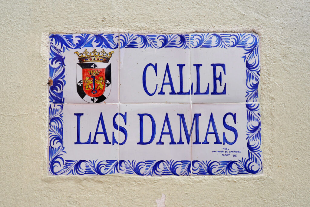 Kafelka z nazwą ulicy Calle Las Damas w Santo Domingo, wykonana w tradycyjnym hiszpańskim stylu. Biała płytka ozdobiona jest intensywnie niebieskimi, kwiatowymi wzorami oraz zawiera herb z elementami czerwieni i złota. Idealne tło do artykułu o kulturowych i historycznych atrakcjach Santo Domingo, podkreślające zabytkowy charakter miasta
Dominikana - z wschodu na zachód - z południa na północ
