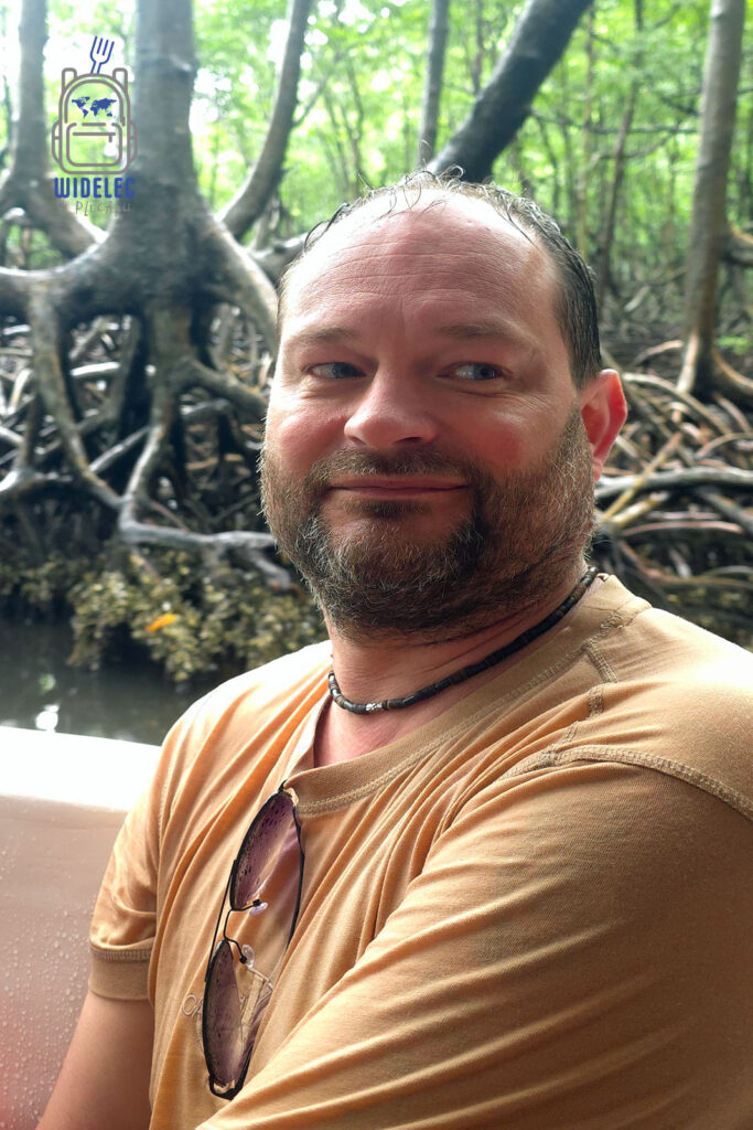 Portret autora bloga podczas mokrej wycieczki w parku narodowym Los Haitises, Dominikana. Zadowolony uśmiech na tle zielonych, gęstych namorzyn świadczy o przygodnym duchu podróży, mimo niekorzystnych warunków pogodowych
#widelecwpleacaku
#dominikana - z wschodu na zachód - z południa na północ