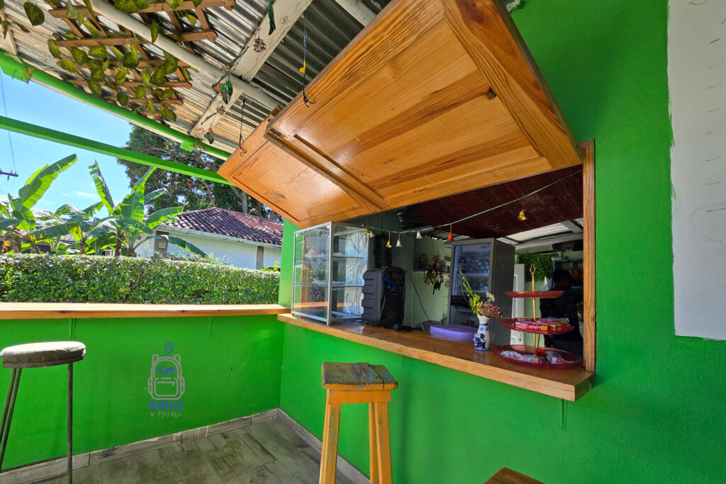 Mały, kolorowy bar z szybkim jedzeniem na Dominikanie, charakteryzujący się żywo zielonymi ścianami i drewnianą architekturą. Otwarta przestrzeń baru z widokiem na tropikalną roślinność zapewnia przyjazną atmosferę do spożywania lokalnych przysmaków. Prosty drewniany stołek przy ladzie czeka na gości, gotowych na kulinarne przygody w sercu Karaibów
#widelecwpleacaku
#dominikana - z wschodu na zachód - z południa na północ
