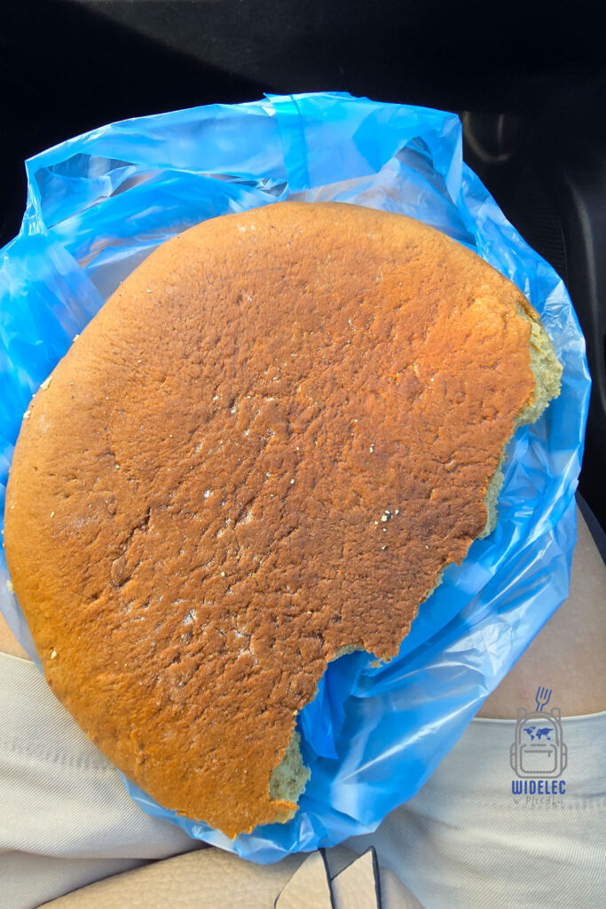 Chleb kokosowy kupiony na ulicznym straganie w Dominikanie, prezentowany na tle niebieskiej, plastikowej torby. Widoczny złocisty wierzch i miękki wnętrze tego lokalnego wypieku zachęcają do spróbowania tego tradycyjnego przysmaku. Chleb lekko nadgryziony, ukazuje jego teksturę i świeżość, idealnie komponując się z karaibską gościnnością i prostotą
#widelecwpleacaku
#dominikana - z wschodu na zachód - z południa na północ