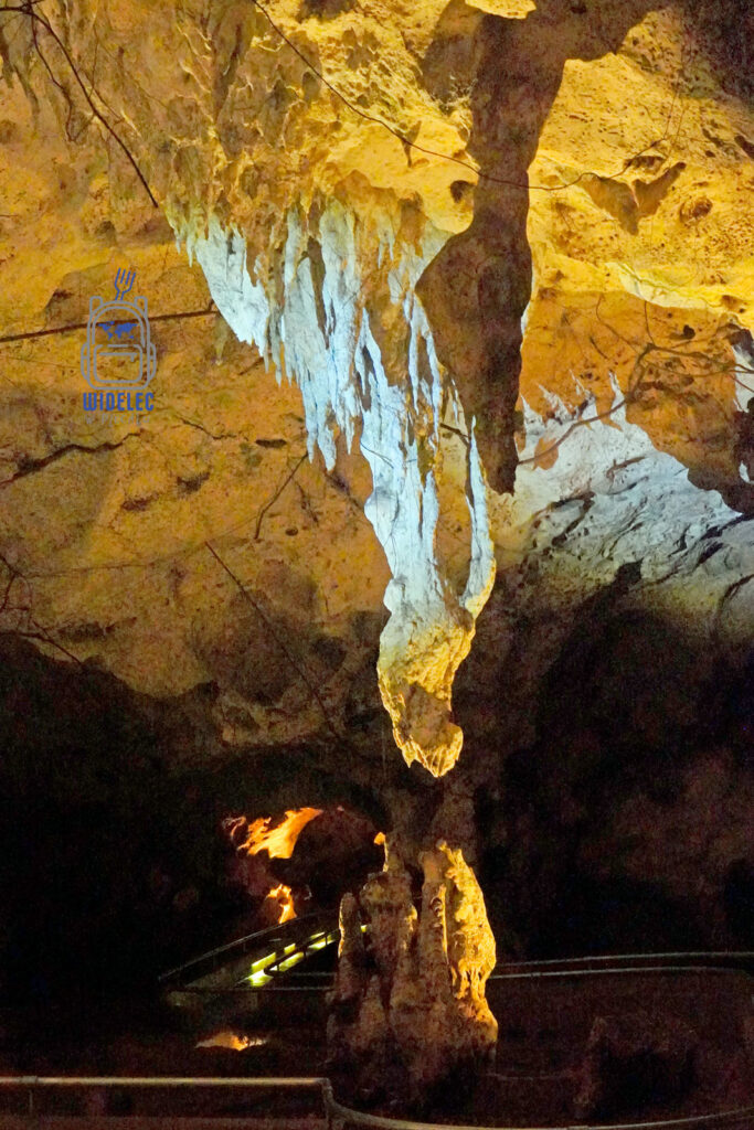 Impresjonujące stalaktyty zwisające z sufitu Cueva de las Maravillas, podświetlone aby uwypuklić ich złociste odcienie i skomplikowane kształty. Jaskinia oferuje nie tylko geologiczne cuda, ale i intymne spojrzenie na podziemne arcydzieła natury, ukazujące siłę i piękno skalnych formacji na Dominikanie
#widelecwpleacaku
#dominikana - z wschodu na zachód - z południa na północ