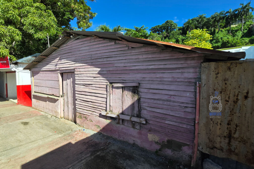 Tradycyjna kreolska chatka w Ameryce Łacińskiej – drewniana konstrukcja z prostym zadaszeniem, nosząca ślady czasu. Autentyczna architektura lokalnych wiosek, oddająca klimat karaibskich miasteczek. Podróż poza utartym szlakiem odkrywa prawdziwe życie mieszkańców. #WidelecwPlecaku
#Dominikana – Z wschodu na zachód - z południa na północ
