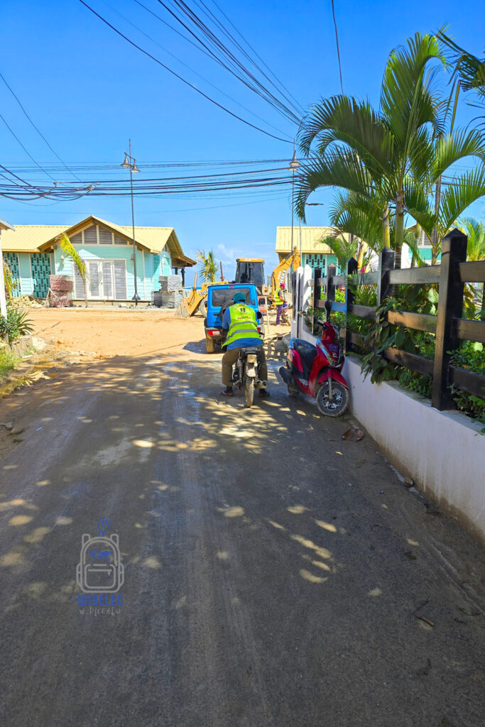 Żywa ulica w małej karaibskiej miejscowości z widocznymi robotami drogowymi i kolorowymi domkami. Mężczyzna na motorze obserwuje postępy prac, co dodaje dynamiki scenie. Palmy i jasne niebo nadają obrazowi tropikalny nastrój, typowy dla regionu. Sceneria odzwierciedla rozwój i codzienne życie na Karaibach.
#widelecwpleacaku
dominikana - z wschodu na zachód - z południa na północ