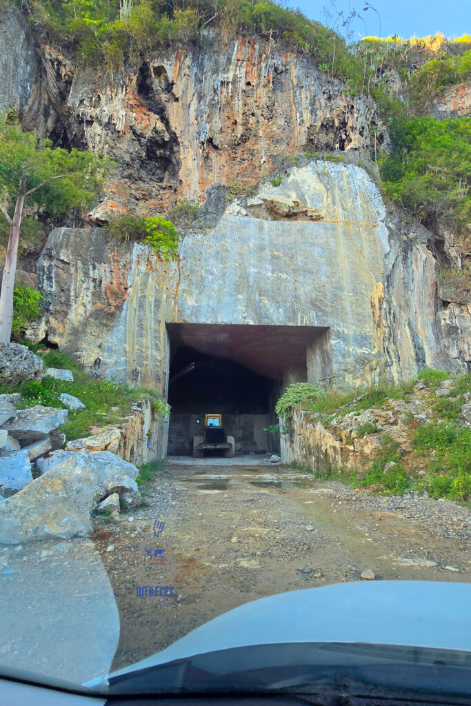 Widok na nielegalny kamieniołom na północy, ukryty wśród dzikiej roślinności. Wejście do kamieniołomu, otoczone przez wysokie skalne ściany, z widocznym ciężkim sprzętem wewnątrz, świadczy o skali działalności. Miejsce, mimo swojej urokliwości, kryje tajemnice lokalnej gospodarki i problematykę ochrony środowiska
#widelecwpleacaku
#dominikana - z wschodu na zachód - z południa na północ