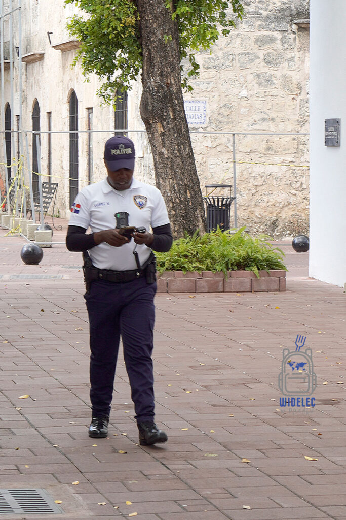 Policjant na ulicach Dominikany, patrolujący historyczną część miasta. Codzienne życie mieszkańców Dominikany w otoczeniu kolonialnej architektury
#widelecwpleacaku
#dominikana - z wschodu na zachód - z południa na północ