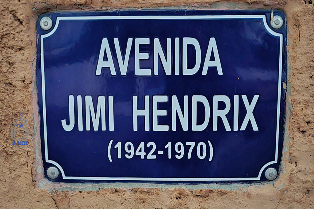 Tablica ulicy na Dominikanie nazwana na cześć Jimi Hendrixa, ikony muzyki rockowej, co świadczy o globalnym wpływie kultury amerykańskiej. Nazwa ulicy 'Avenida Jimi Hendrix (1942-1970)' na niebieskim tle, mocno zakotwiczona na tle ceglanej ściany, ilustruje, jak postacie kulturowe przekraczają granice i wpływają na różnorodne społeczności
#widelecwpleacaku
#dominikana - z wschodu na zachód - z południa na północ