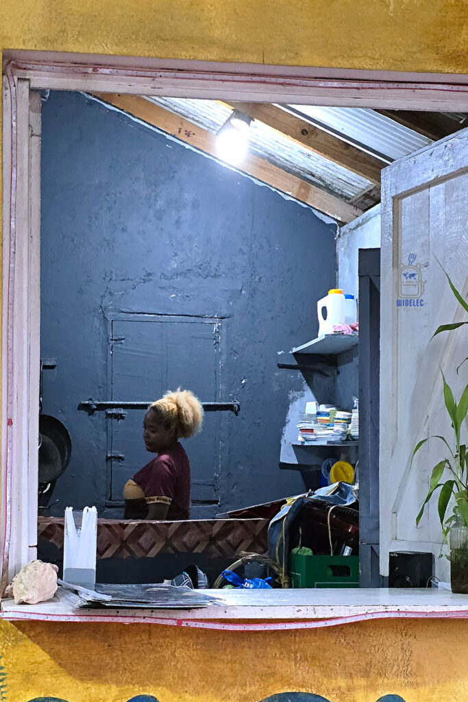 Młoda dziewczyna pracuje w małej, kreolskiej kuchni na Dominikanie, widoczna przez otwarte okno barowej kuchni. Pomieszczenie jest proste, z charakterystycznymi ścianami pomalowanymi na głęboki, granatowy kolor i drewnianymi detalami. Scena ta oddaje codzienne życie i atmosferę lokalnych barów, gdzie tradycyjne, dominikańskie jedzenie jest przygotowywane z pasją. To zdjęcie podkreśla autentyczność i lokalny charakter kulinarny Dominikany
#widelecwpleacaku
#dominikana - z wschodu na zachód - z południa na północ