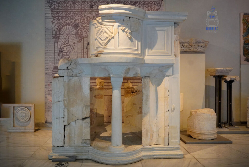 Marmurowa ambona bizantyjska z kolumną i dekoracjami geometrycznymi, eksponat w Muzeum Kultury Bizantyjskiej w Salonikach