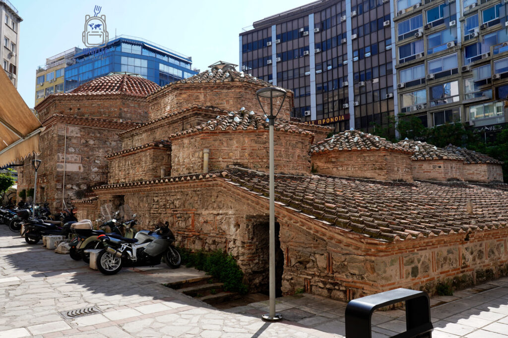 Bey Hamam – zabytkowa osmańska łaźnia w Salonikach na tle nowoczesnych budynków, ślad Imperium Osmańskiego.