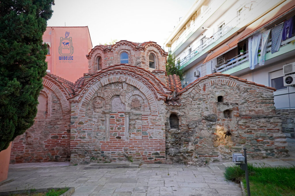 Pozostałości bizantyjskiej łaźni w Salonikach wciśnięte między współczesne bloki mieszkalne, ceglana architektura z kopułami