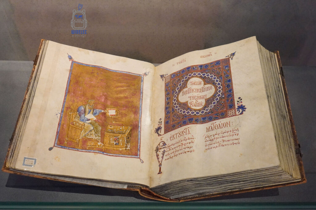 Otwarty bizantyjski manuskrypt z iluminowaną Ewangelią, bogato zdobione strony z greckim tekstem i miniaturą św. Mateusza