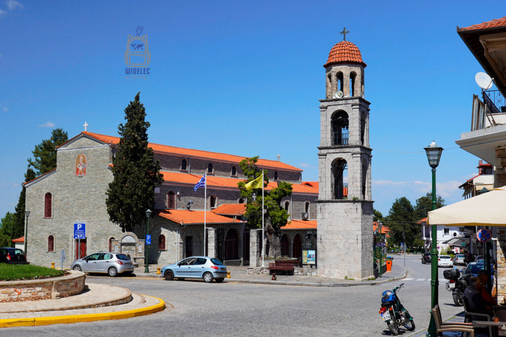 Cerkiew św. Mikołaja w centrum Litochoro – duchowe serce miasteczka u stóp Olimpu. Miejsce modlitwy, historii i lokalnej tożsamości. Saloniki – Bogowie, Galeriusz i Gyros, blog widelecwplecaku.pl.