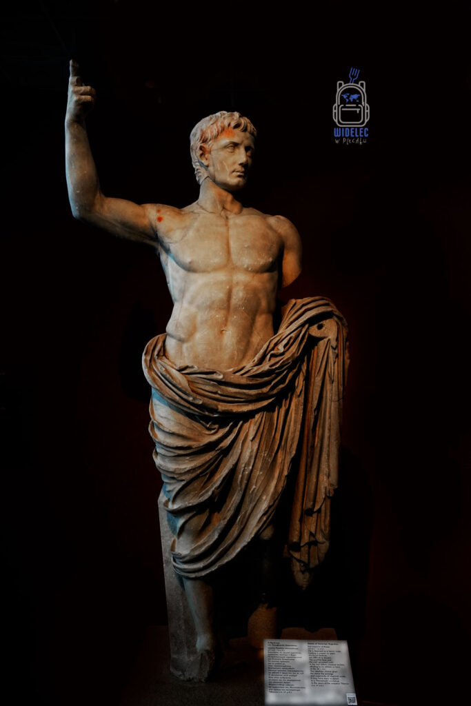 Marmurowy posąg cesarza Augusta z uniesioną ręką, ekspozycja muzealna w Salonikach