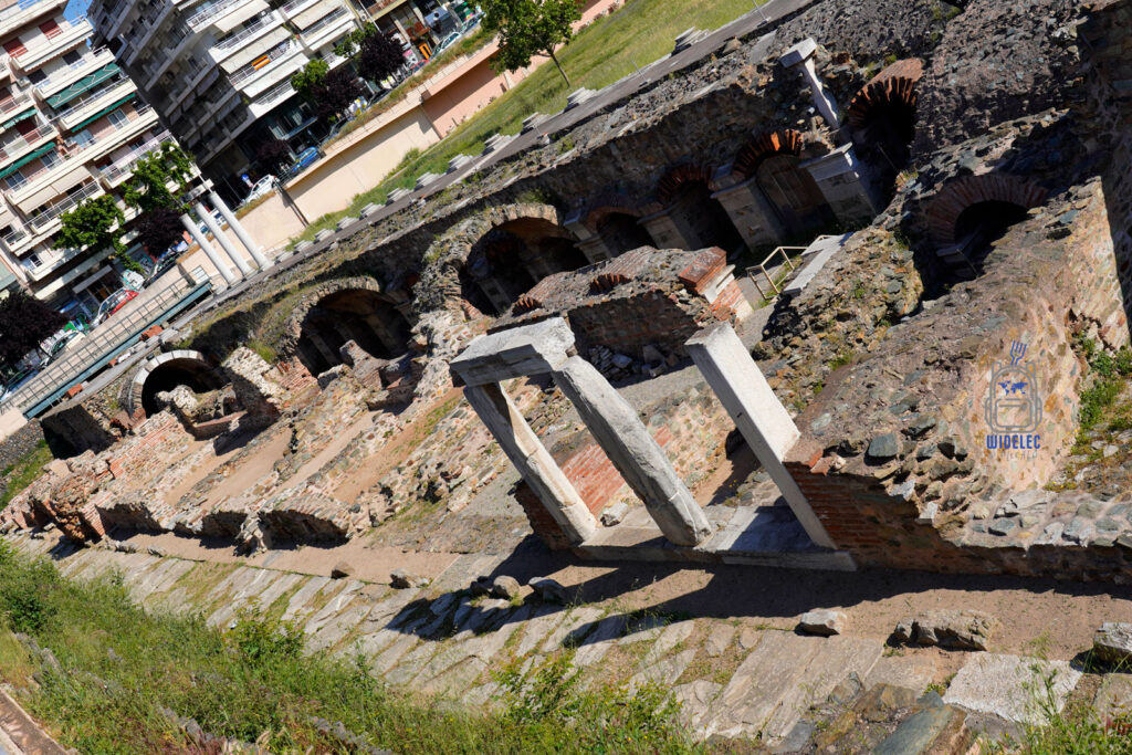 Pozostałości rzymskiego forum i łaźni w centrum Salonik, widok na wykopaliska archeologiczne otoczone nowoczesną zabudową