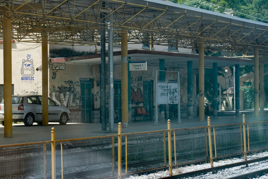 Opuszczony peron na greckiej stacji kolejowej w drodze do Litochoro – ślad minionej codzienności i kontrast wobec boskiego Olimpu. Saloniki – Bogowie, Galeriusz i Gyros, blog widelecwplecaku.pl.
