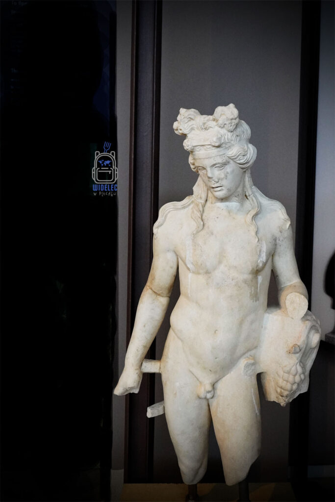 Marmurowa rzeźba Herkulesa z lwią skórą, klasyczne przedstawienie mitycznego bohatera