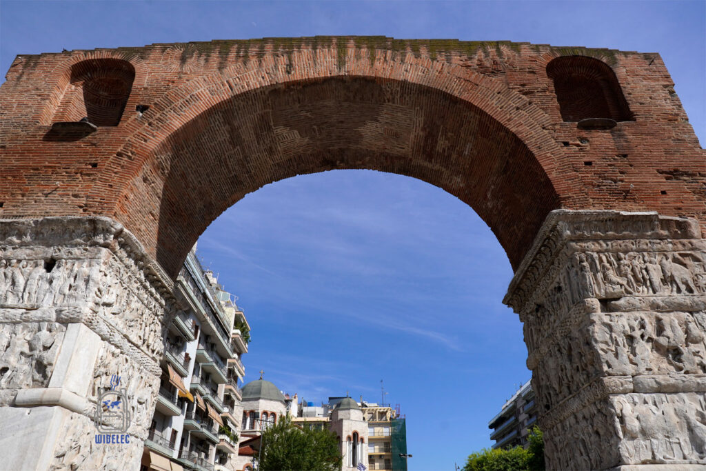 Centralny łuk triumfalny Galeriusza w Salonikach, widok od spodu z zachowanymi reliefami i otaczającą zabudową miejską