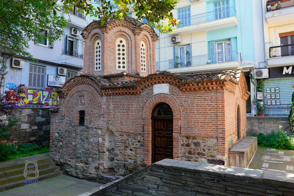 Bizantyjska kapliczka w Salonikach, znajdująca się kilka metrów poniżej poziomu obecnej ulicy, w otoczeniu nowoczesnych budynków