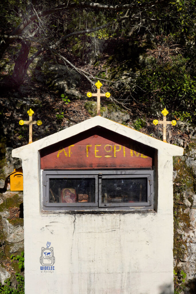 Kapliczka św. Jerzego w masywie Olimpu – małe miejsce kultu pośród górskiej przyrody Grecji. Symbol duchowości i tradycji. Saloniki – Bogowie, Galeriusz i Gyros, blog widelecwplecaku.pl.