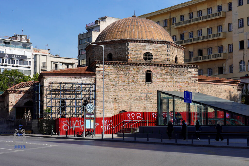 Meczet Hamza Bey w centrum Salonik – osmańska architektura w otoczeniu współczesnych budynków i wejścia do metra.