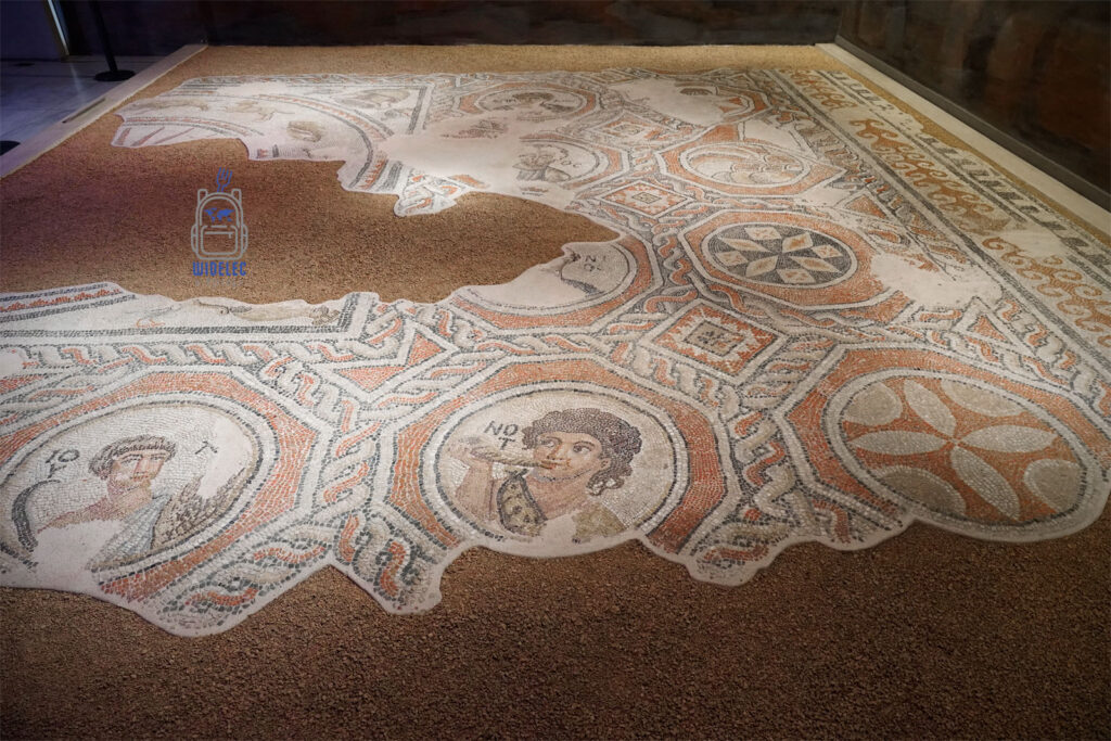 Antyczna mozaika podłogowa z portretami i geometrycznymi ornamentami, fragment ekspozycji muzealnej w Salonikach