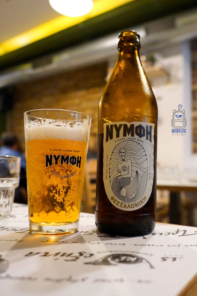 Greckie piwo NYMPH z Salonik – kraftowy lager warzony z pięciu chmieli, idealny towarzysz kolacji w tawernie – Widelec w Plecaku, Saloniki – Bogowie, Galeriusz i Gyros.