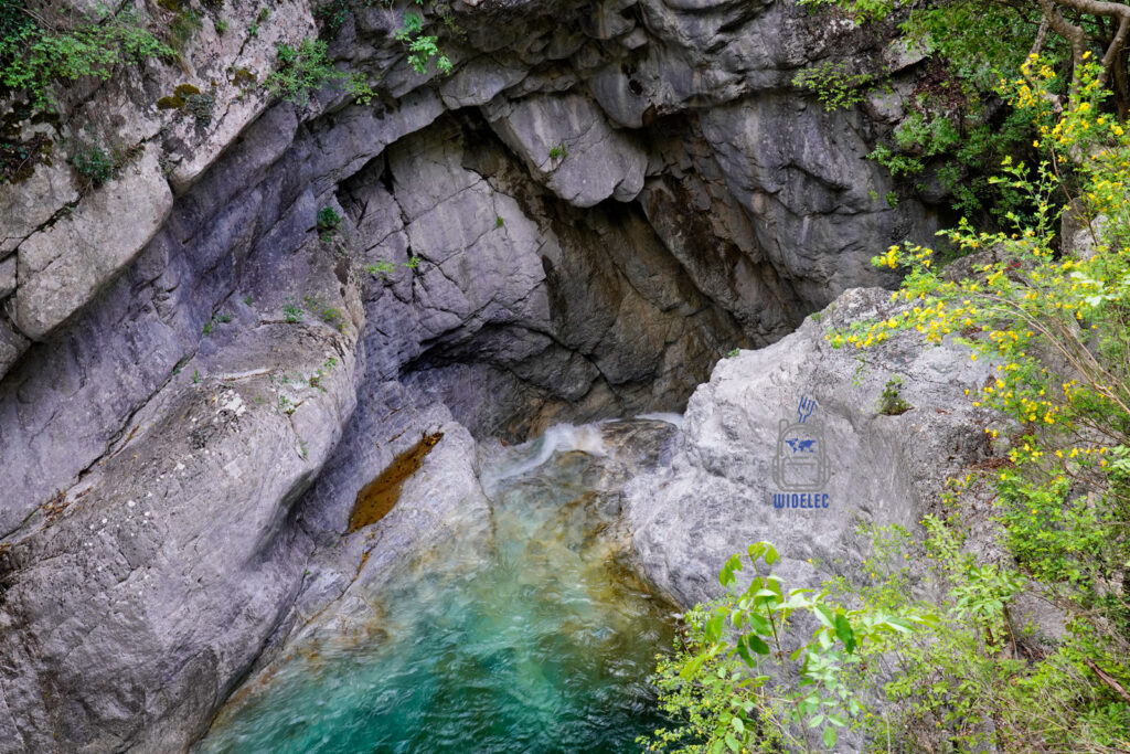 Naturalny basen w wąwozie Enipeas na Olimpie – krystaliczna woda wśród skał, ukryty skarb greckiej natury. Saloniki – Bogowie, Galeriusz i Gyros, blog widelecwplecaku.pl.