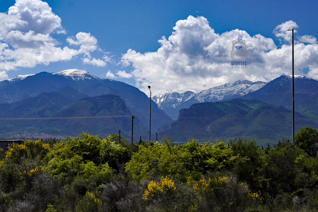 Panorama Olimpu – masyw górski z ośnieżonym szczytem Mitikas, widziany z okolic Litochoro. Święta góra greckich bogów. Saloniki – Bogowie, Galeriusz i Gyros, widelecwplecaku.pl.