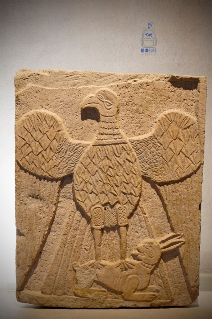 Kamienny relief bizantyjski przedstawiający orła z rozpostartymi skrzydłami trzymającego w szponach zająca