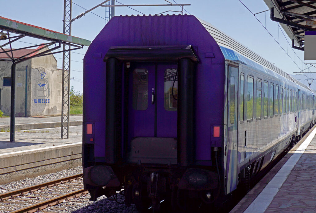 Ostatni wagon greckiego pociągu relacji Saloniki–Litochoro – symbol podróży w stronę Olimpu i wspomnień zapisanych na torach. Saloniki – Bogowie, Galeriusz i Gyros, widelecwplecaku.pl.