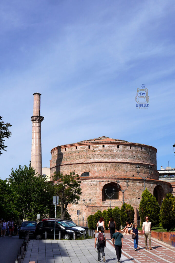Rotunda Galeriusza w Salonikach z widocznym minaretem, monumentalna ceglana budowla z epoki rzymskiej, obecnie muzeum