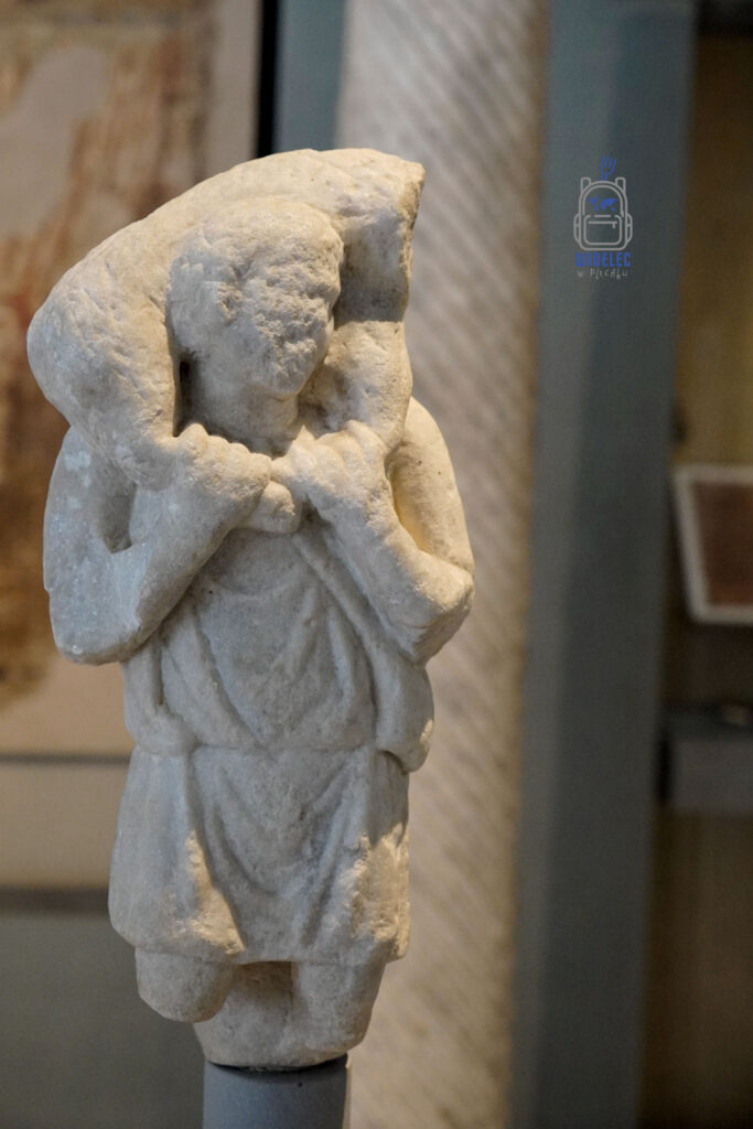 Marmurowa rzeźba Dobrego Pasterza z epoki bizantyjskiej, przedstawiająca mężczyznę niosącego owcę na ramionach