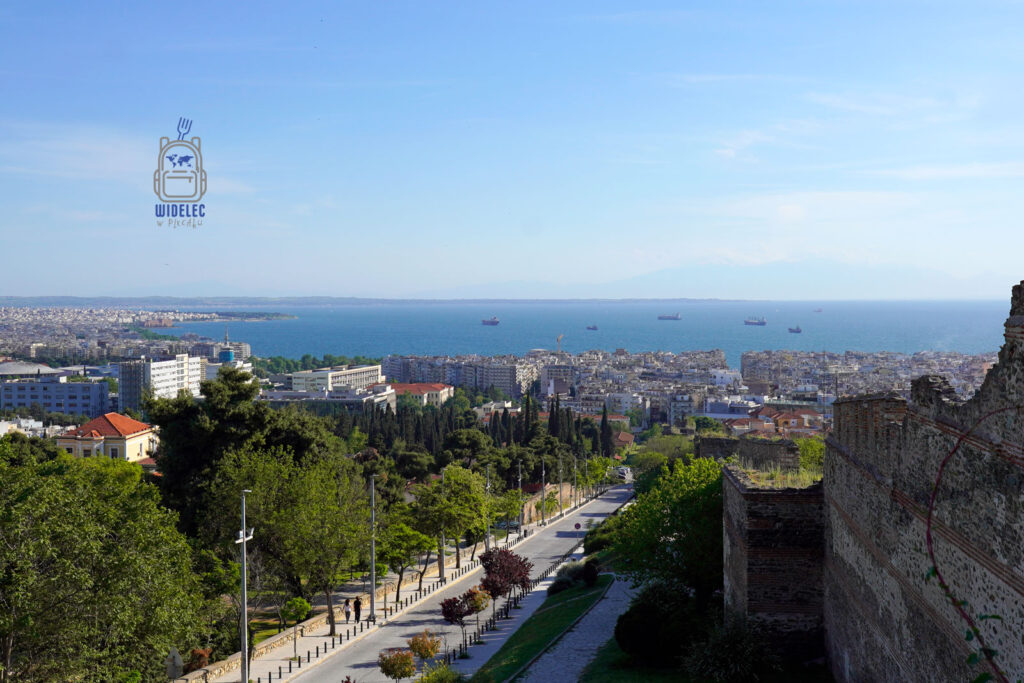 Panorama Salonik z murów obronnych – widok na miasto, Morze Egejskie i statki na horyzoncie, w tle majaczący masyw Olimpu.