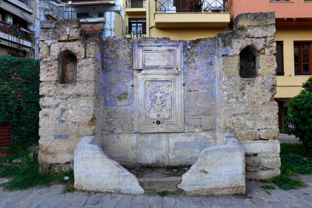 Osmańska fontanna w Salonikach – kamienna pamiątka Imperium Osmańskiego wśród współczesnych zabudowań.