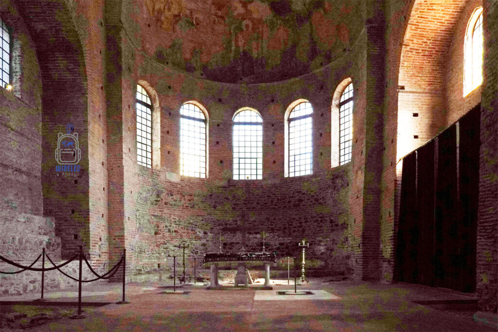 Wnętrze Rotundy Galeriusza w Salonikach, ceglane ściany, wysokie arkadowe okna i skromny ołtarz w świetle dnia
