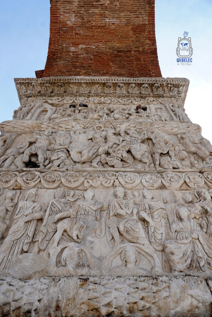 Detal reliefu z Łuku Galeriusza w Salonikach, przedstawiający sceny bitewne i procesję triumfalną cesarza