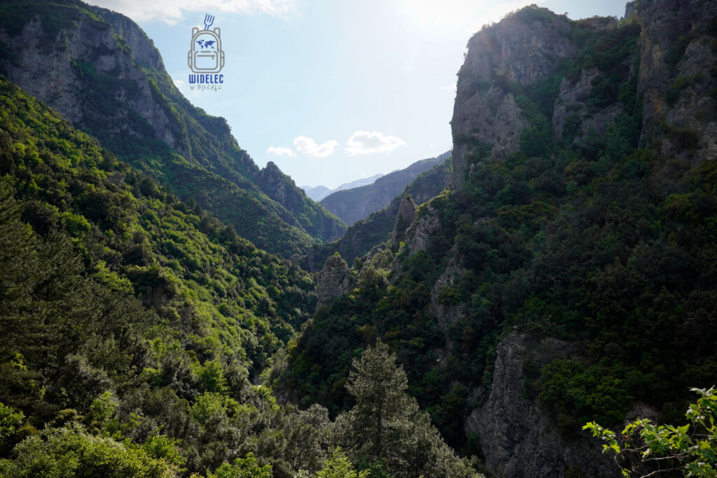 Wąwóz Enipeas – zielone serce Olimpu. Potężna przestrzeń, gdzie światło tańczy na zboczach, a cisza ma swoją wagę. Tu mitologia spotyka geologię. Widelec w Plecaku.