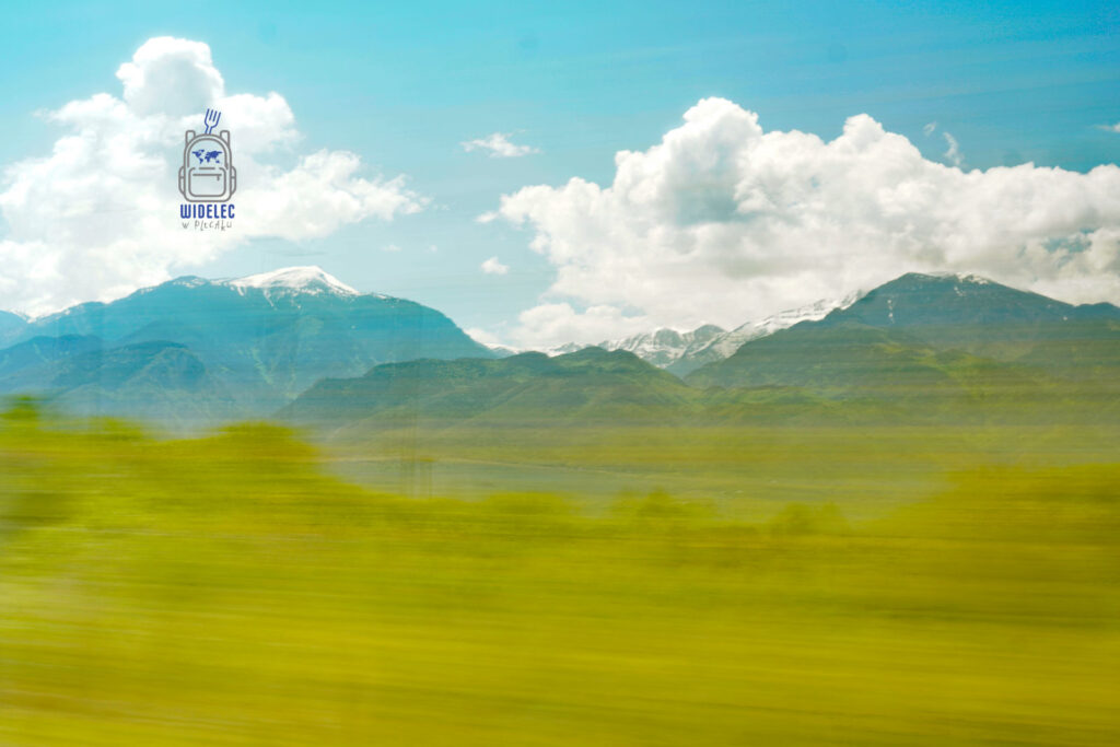 Widok na masyw Olimpu z okna pociągu – Grecja w ruchu, święta góra bogów na horyzoncie. Saloniki – Bogowie, Galeriusz i Gyros, widelecwplecaku.pl.