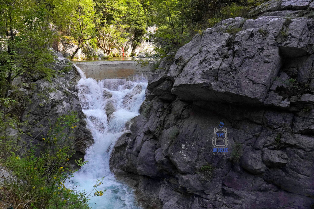 Wodospad na rzece Enipeas w masywie Olimpu – dynamiczny żywioł natury w sercu greckiego wąwozu. Saloniki – Bogowie, Galeriusz i Gyros, widelecwplecaku.pl.