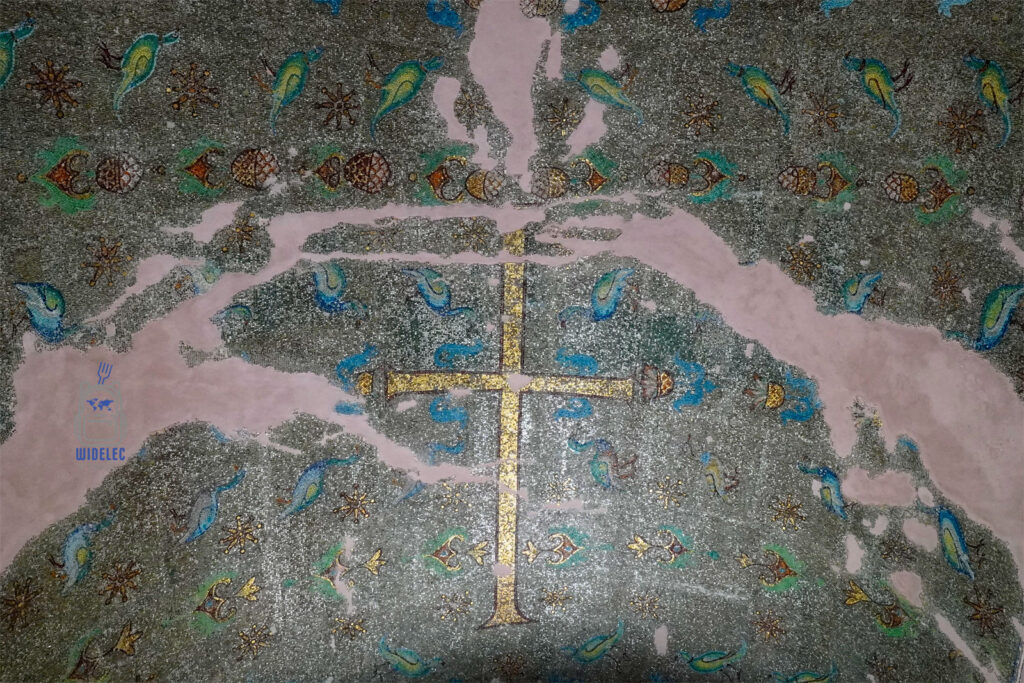 Złota mozaika z krzyżem i motywami roślinnymi w Rotundzie Galeriusza w Salonikach, fragment wczesnochrześcijańskiej dekoracji kopuły