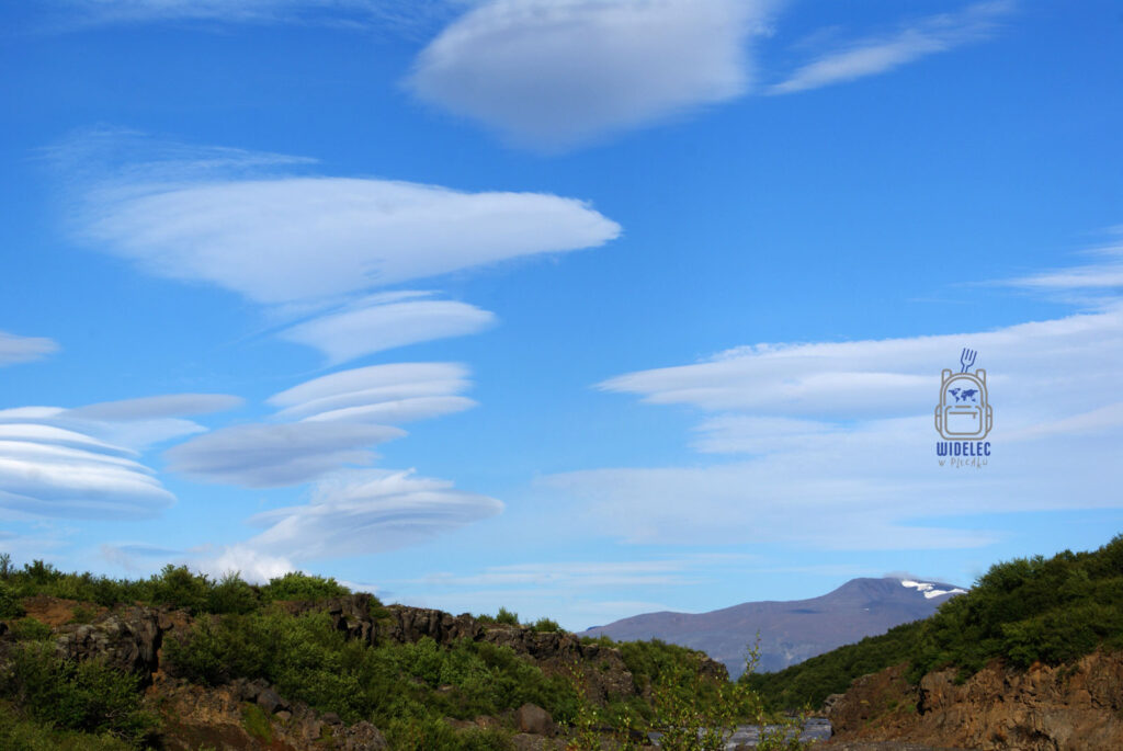 Islandia – chmury lentikularne nad krajobrazem w pobliżu Barnafoss i Hraunfossar, podróże, Ring Road, widelecwplecaku.pl