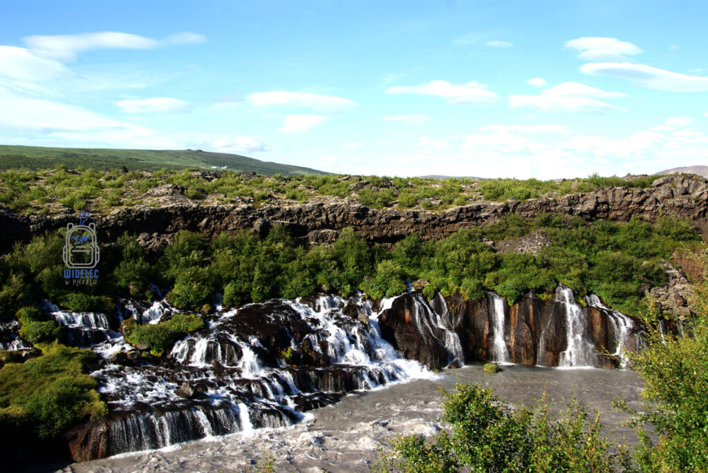 Hraunfossar – wodospady wypływające z lawy na Islandii, Hvítá, zachodnia Islandia, podróże, Ring Road, widelecwplecaku.pl