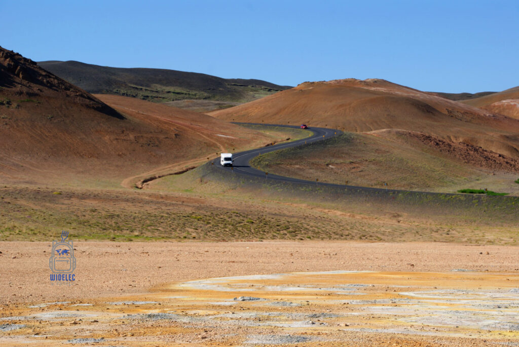 Wijąca się droga przez kolorowe, geotermalne zbocza góry Námafjall w północno-wschodniej Islandii, widelecwplecaku.pl